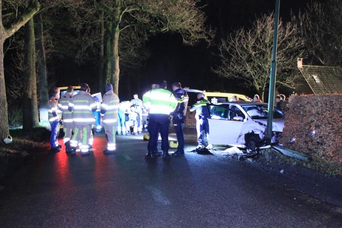Persoon ernstig gewond na aanrijding met meerdere bomen