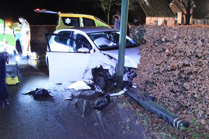Persoon ernstig gewond na aanrijding met meerdere bomen