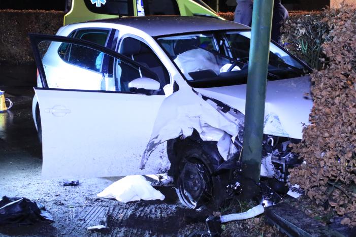 Persoon ernstig gewond na aanrijding met meerdere bomen