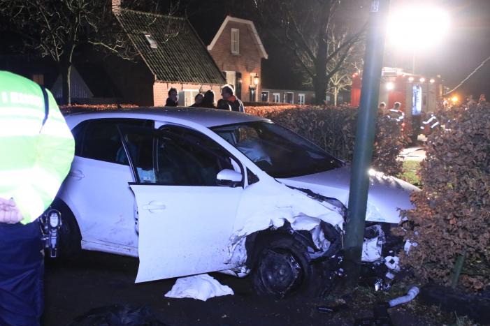 Persoon ernstig gewond na aanrijding met meerdere bomen