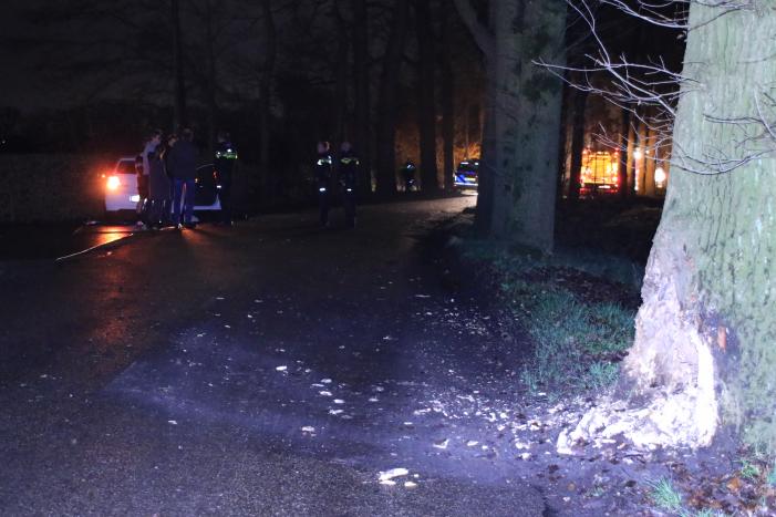 Persoon ernstig gewond na aanrijding met meerdere bomen