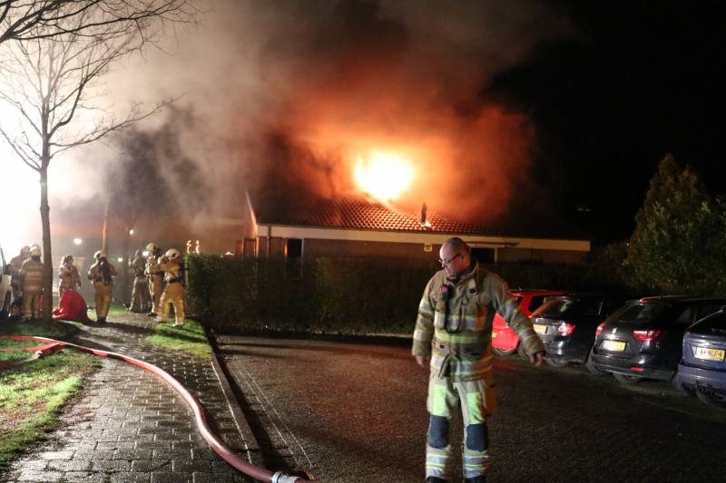 Persoon uit brandende woning gered