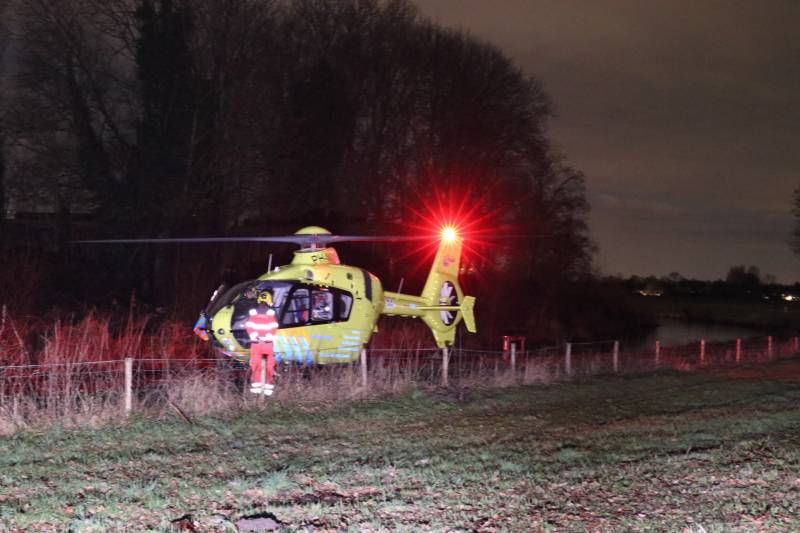 Persoon uit brandende woning gered