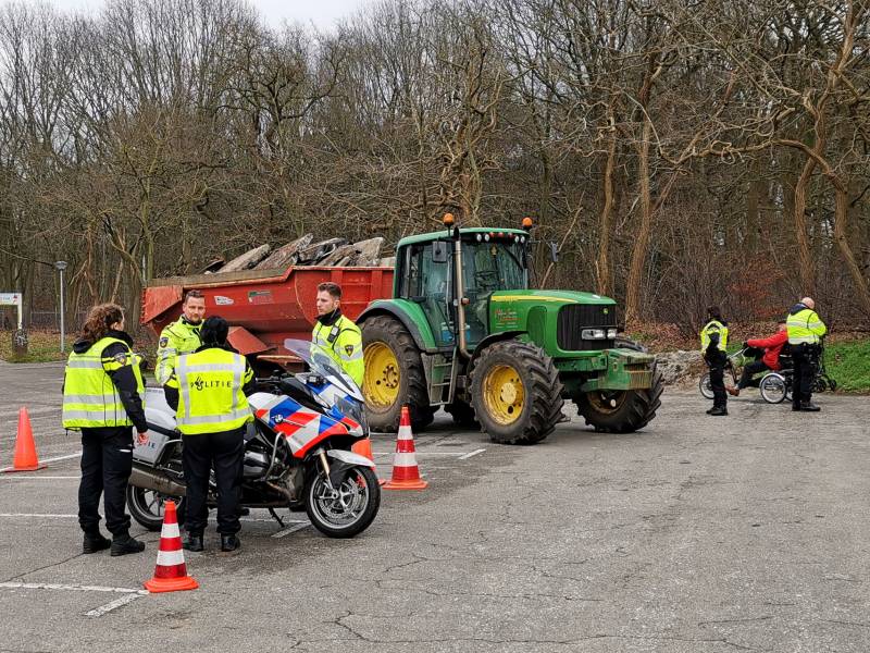 Aspirant politieagenten doen algemene verkeerscontrole