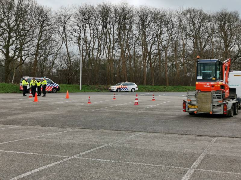 Aspirant politieagenten doen algemene verkeerscontrole