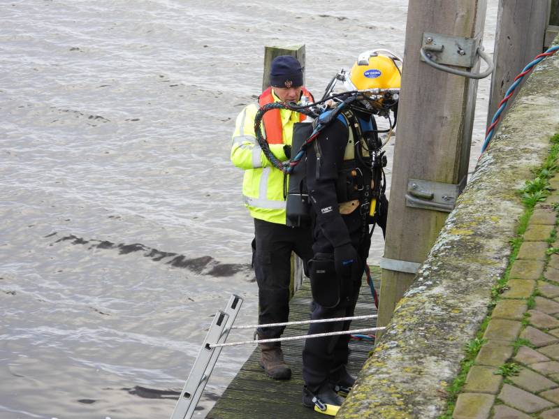 Bergingsactie voor te water geraakt auto