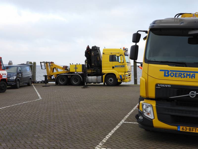 Bergingsactie voor te water geraakt auto