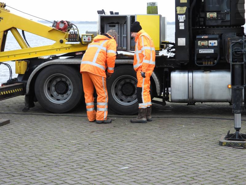 Bergingsactie voor te water geraakt auto