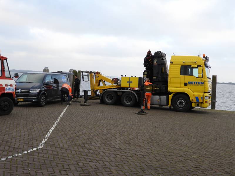 Bergingsactie voor te water geraakt auto
