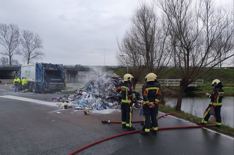 Vuilniswagen kiept smeulend afval op straat