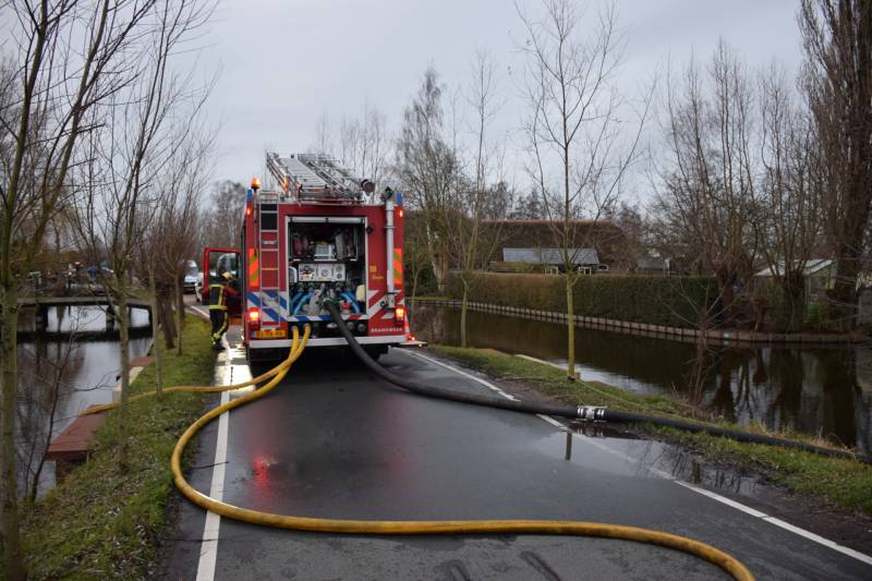 Vuilniswagen kiept smeulend afval op straat