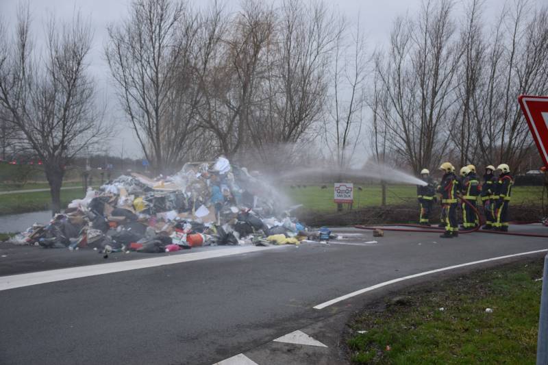 Vuilniswagen kiept smeulend afval op straat