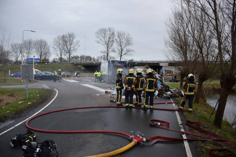 Vuilniswagen kiept smeulend afval op straat