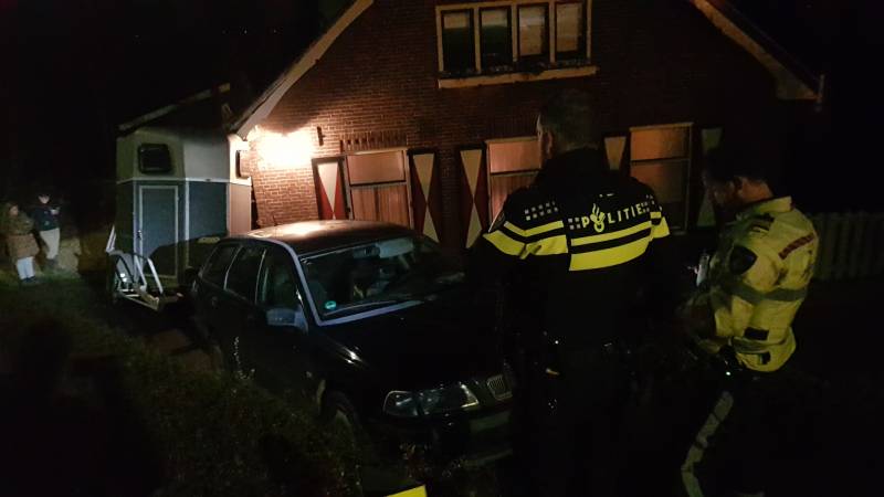 Auto met paardentrailer botst tegen huis.