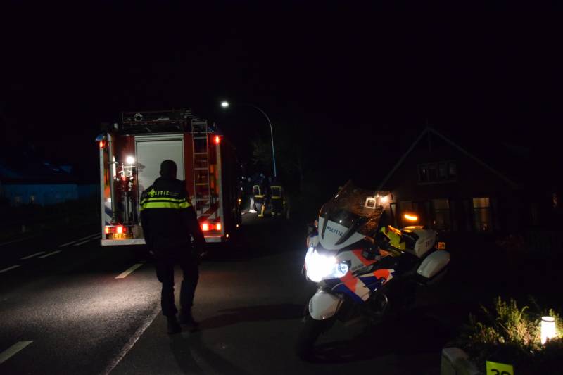 Auto met paardentrailer botst tegen huis.