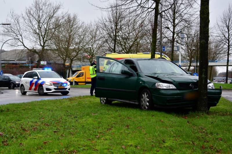 Bestuurster wordt onwel en rijdt tegen boom