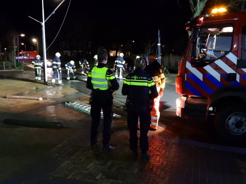 Omgewaaide boom valt op kabels met verlichting