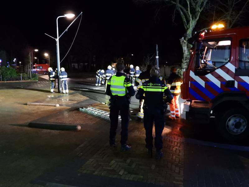 Omgewaaide boom valt op kabels met verlichting
