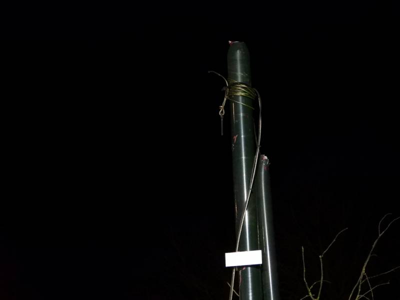 Omgewaaide boom valt op kabels met verlichting