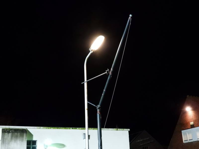Omgewaaide boom valt op kabels met verlichting