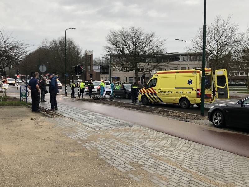 Scooterrijder gewond bij aanrijding op kruising