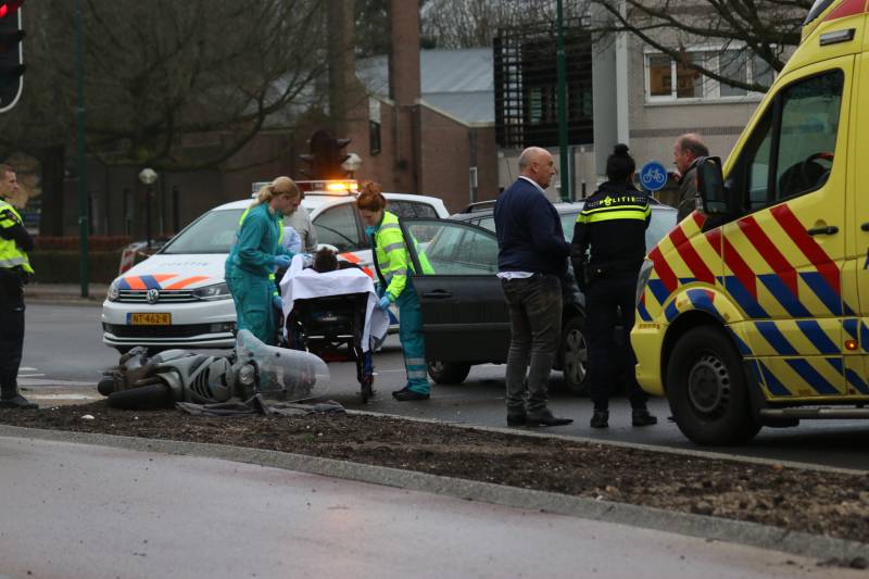 Scooterrijder gewond bij aanrijding op kruising