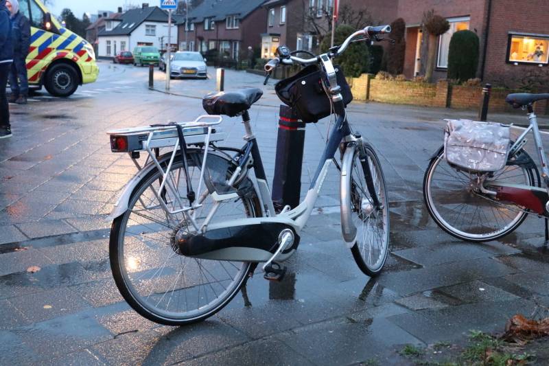 Fietsers met elkaar in botsing op kruising