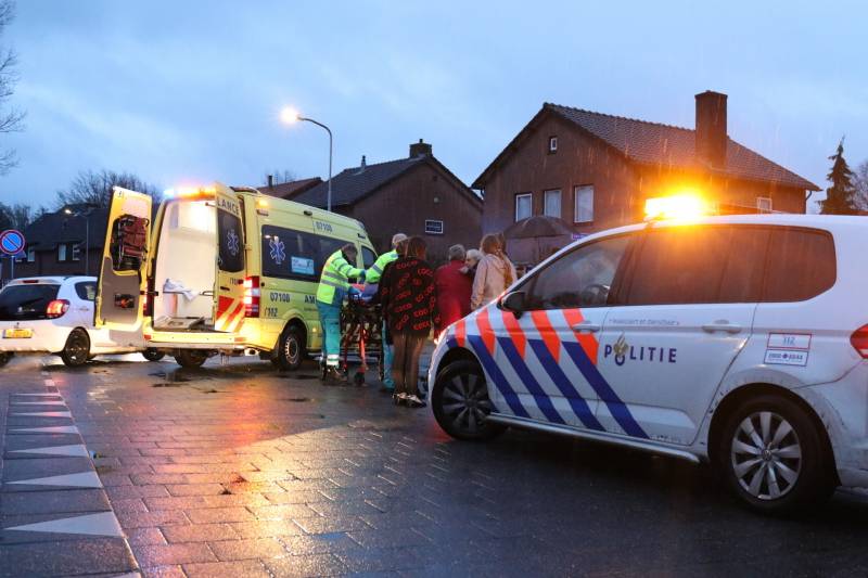 Fietsers met elkaar in botsing op kruising