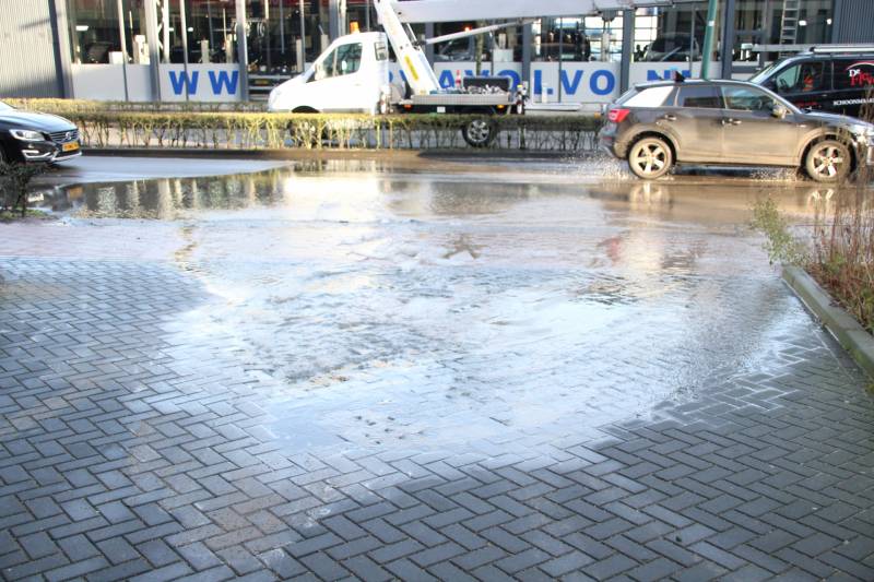 Gesprongen waterleiding zet straat onder water