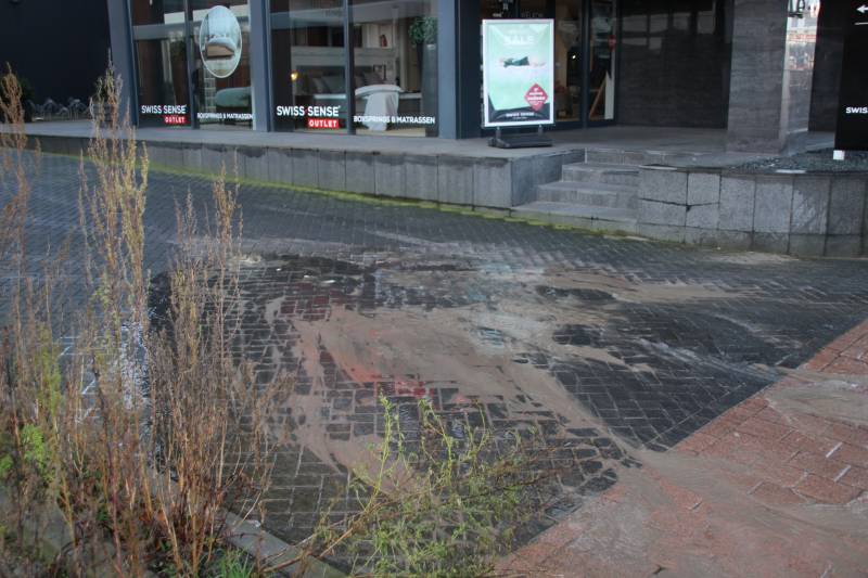 Gesprongen waterleiding zet straat onder water