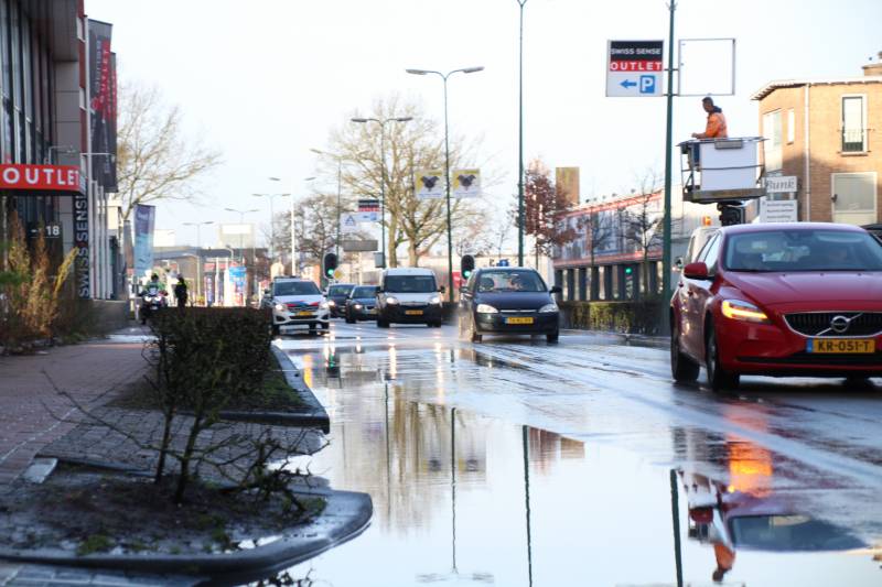 Gesprongen waterleiding zet straat onder water