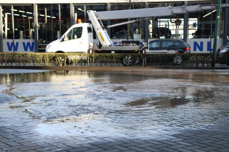 Gesprongen waterleiding zet straat onder water