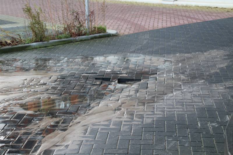Gesprongen waterleiding zet straat onder water
