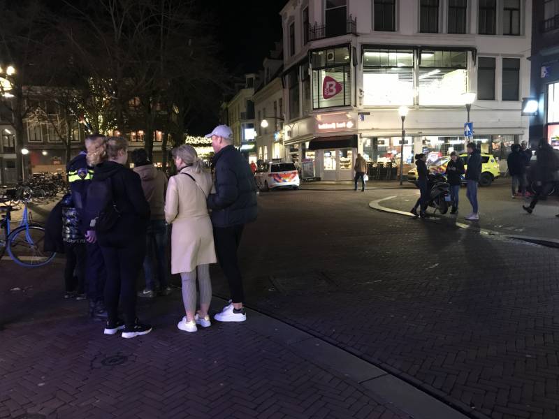 Scooterrijder komt in botsing met voetgangers