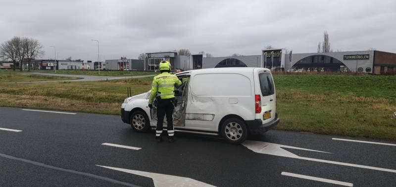 Bestuurder bestelbus gewond na ongeval