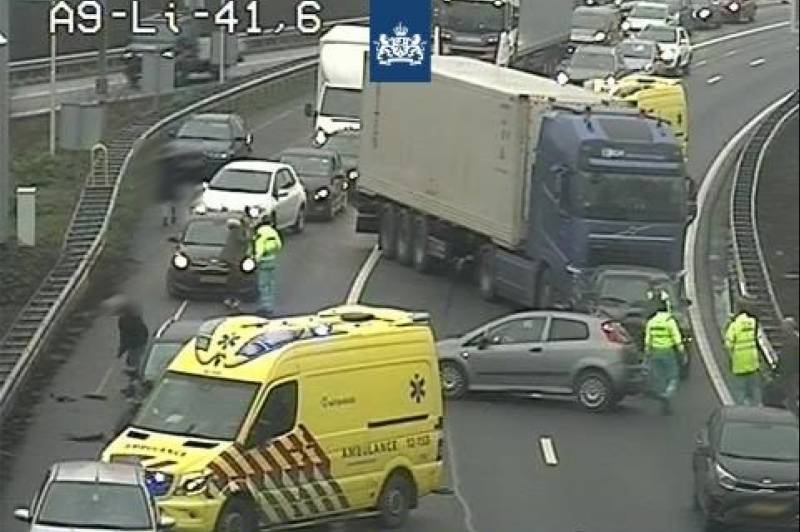 Snelweg dicht na ongeval met vier auto's