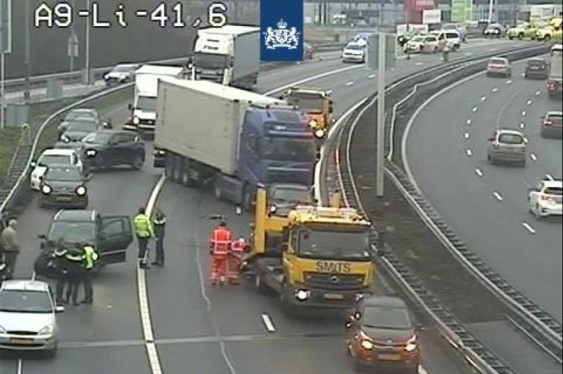 Snelweg dicht na ongeval met vier auto's