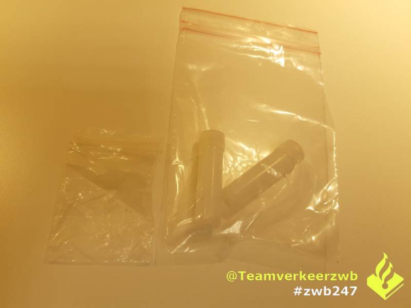 Bestuurster onder invloed knalt tegen vangrails