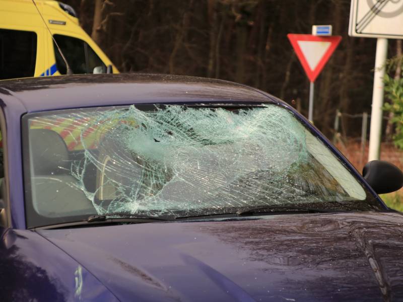 Wielrenner gelanceerd door afslaande auto