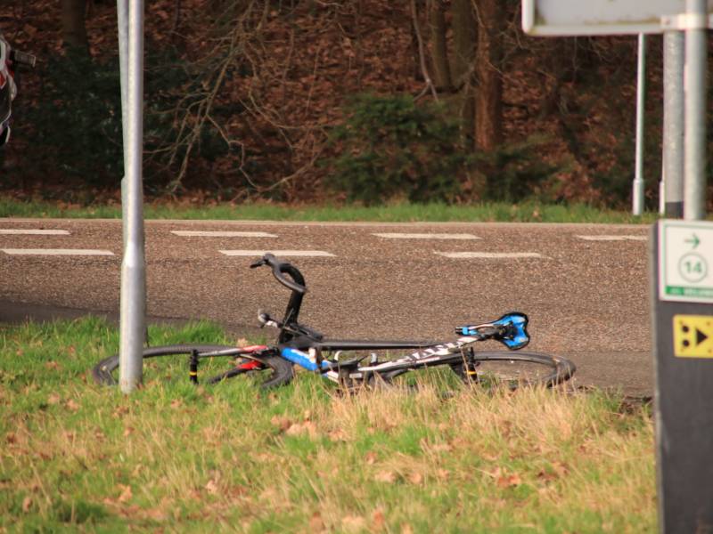 Wielrenner gelanceerd door afslaande auto