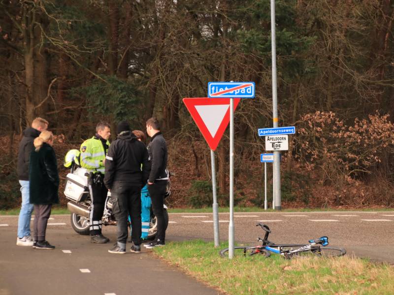Wielrenner gelanceerd door afslaande auto