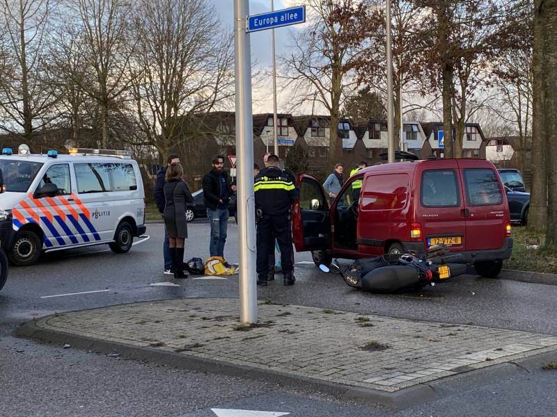 Twee gewonden na aanrijding met bestelbusje