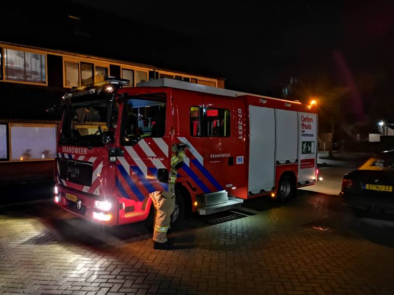 Bewoners ruiken benzinelucht, brandweer doet onderzoek
