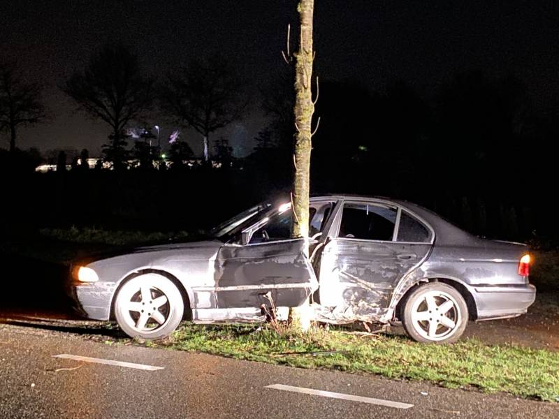 Auto flink beschadigd na eenzijdige aanrijding