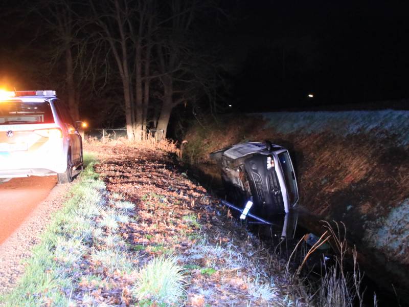 Beschonken bestuurder belandt in sloot en raakt rijbewijs kwijt