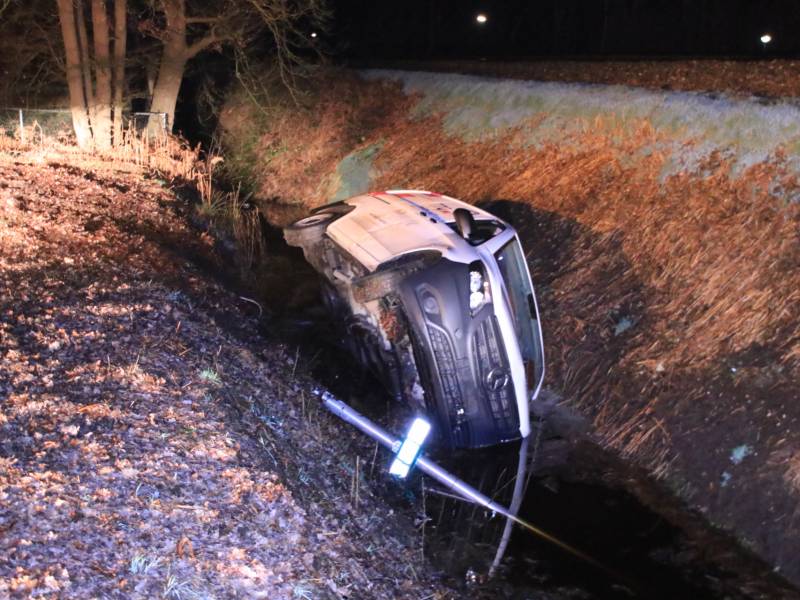 Beschonken bestuurder belandt in sloot en raakt rijbewijs kwijt