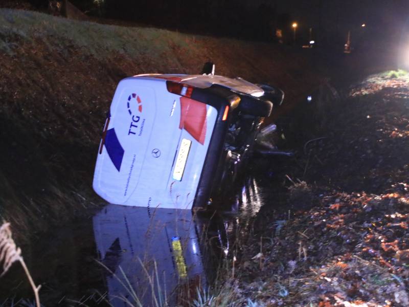 Beschonken bestuurder belandt in sloot en raakt rijbewijs kwijt