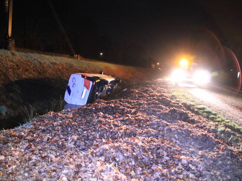 Beschonken bestuurder belandt in sloot en raakt rijbewijs kwijt