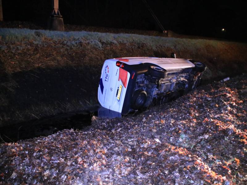 Beschonken bestuurder belandt in sloot en raakt rijbewijs kwijt