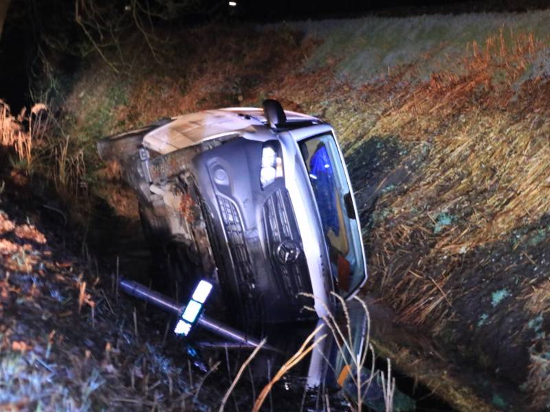 Beschonken bestuurder belandt in sloot en raakt rijbewijs kwijt